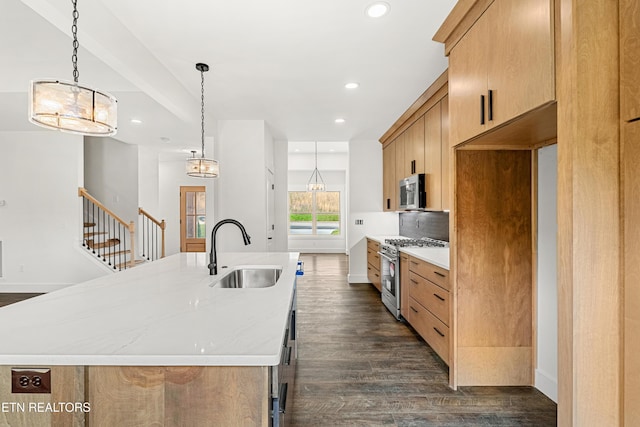 kitchen featuring a sink, a center island with sink, dark wood-style floors, stainless steel appliances, and recessed lighting