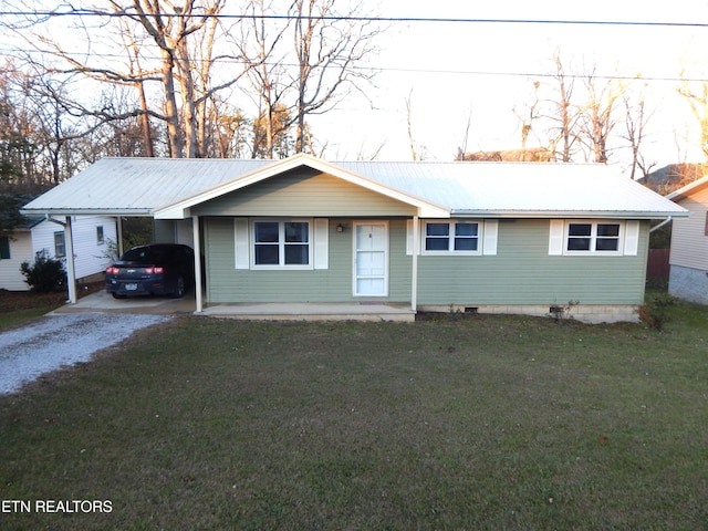 ranch-style home featuring a front lawn and a carport