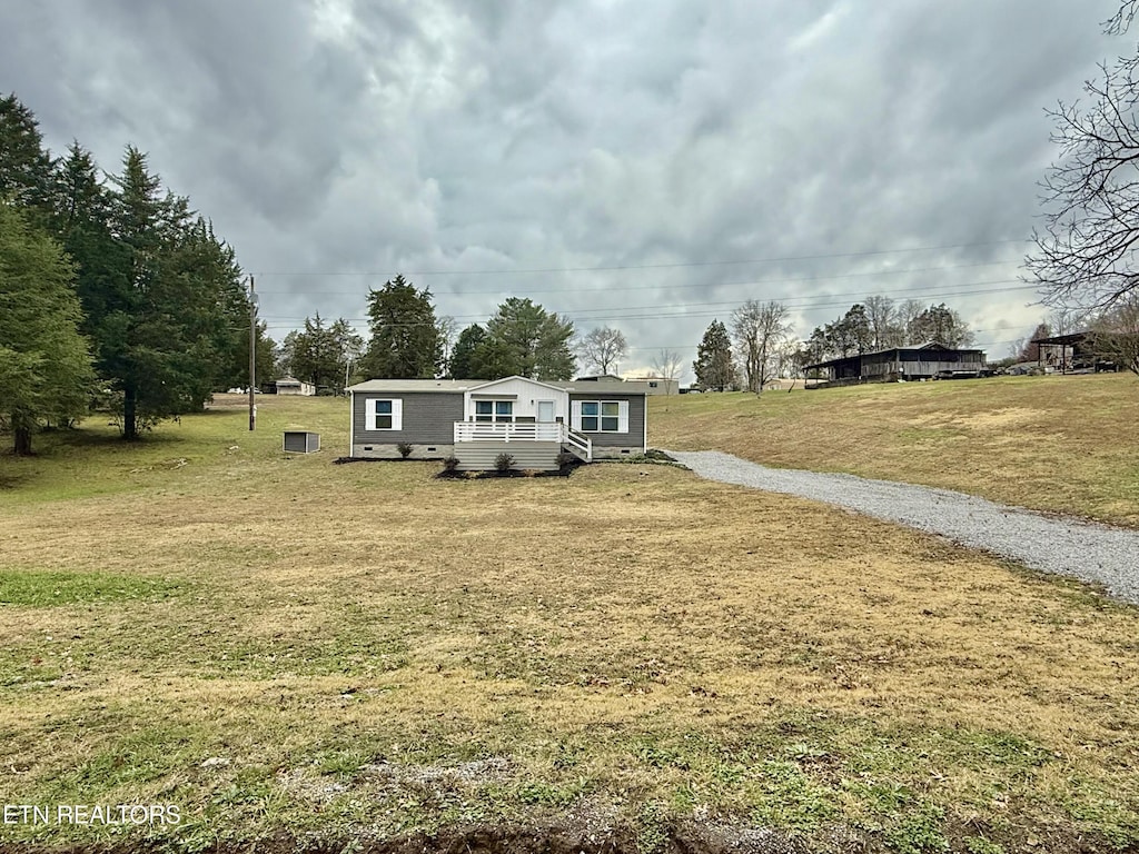 manufactured / mobile home featuring a front lawn