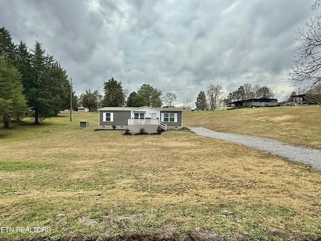 manufactured / mobile home featuring a front lawn