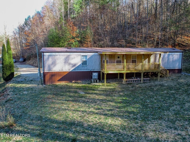 view of front of home with a front lawn