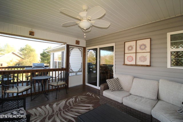 sunroom with ceiling fan