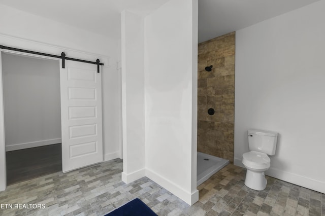 bathroom with toilet and tiled shower