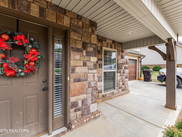 property entrance with covered porch