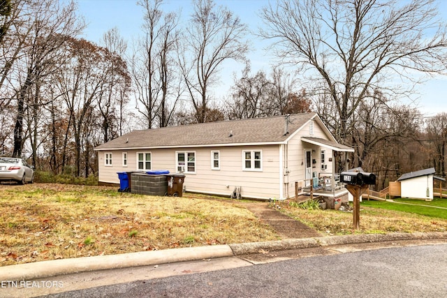 view of front of house featuring a front lawn