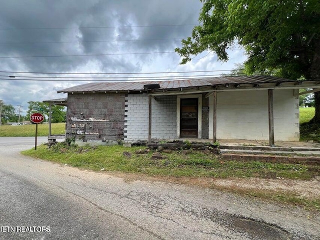 view of front of property