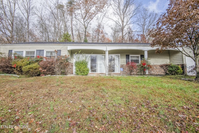 single story home featuring a front yard