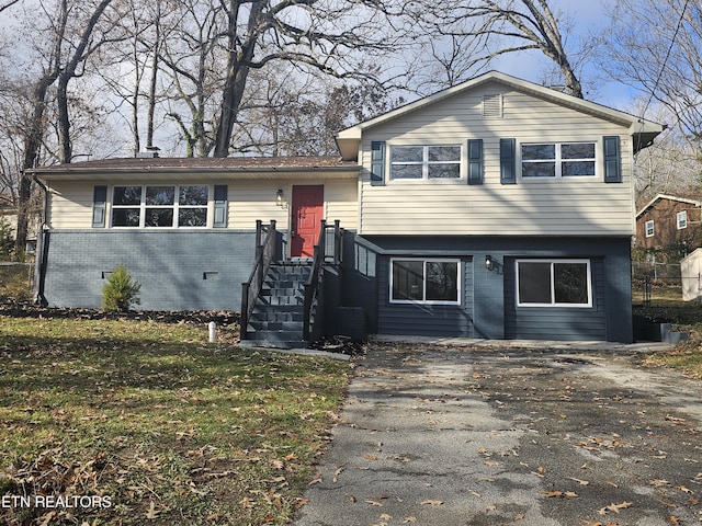 tri-level home featuring a front yard