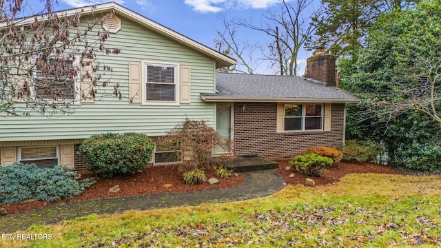 split level home with a front lawn