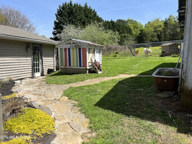 view of yard featuring a storage unit