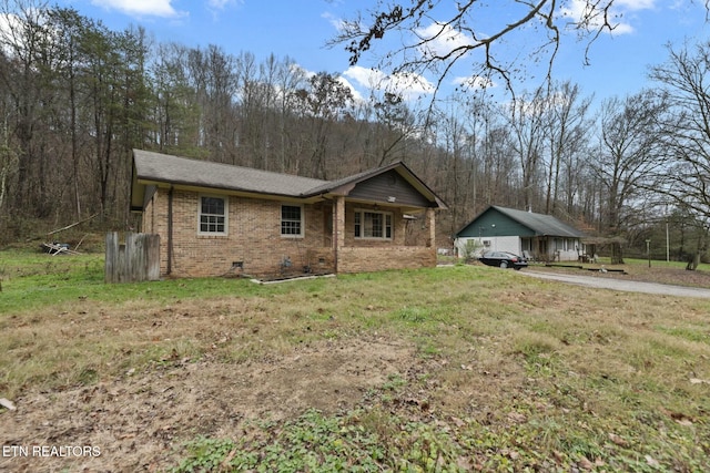 single story home featuring a front lawn