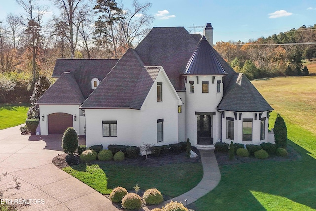 view of front of property featuring a front lawn and a garage