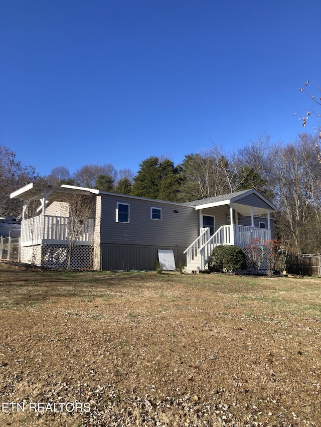 view of front of house featuring a front lawn