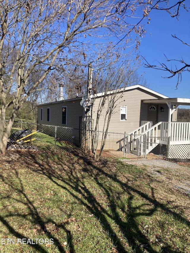 back of house featuring a yard