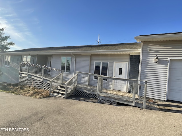 view of front of property with covered porch and a garage