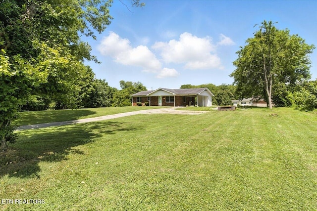 505 S S 38th St, Middlesboro, KY 40965 - view of green lawn featuring driveway and a garage