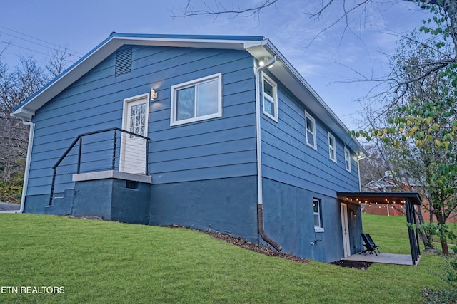 view of side of property featuring a lawn