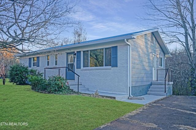 single story home featuring a front lawn