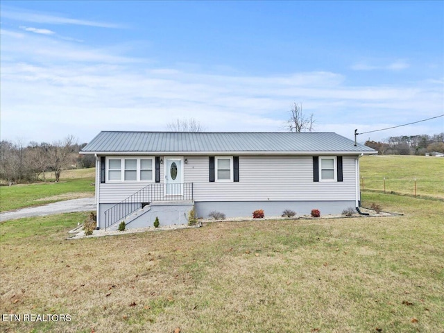 view of front of home featuring a front yard