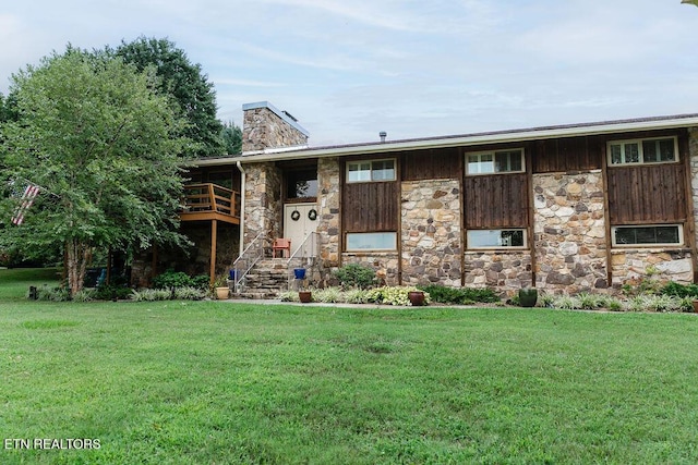 view of front facade with a front yard