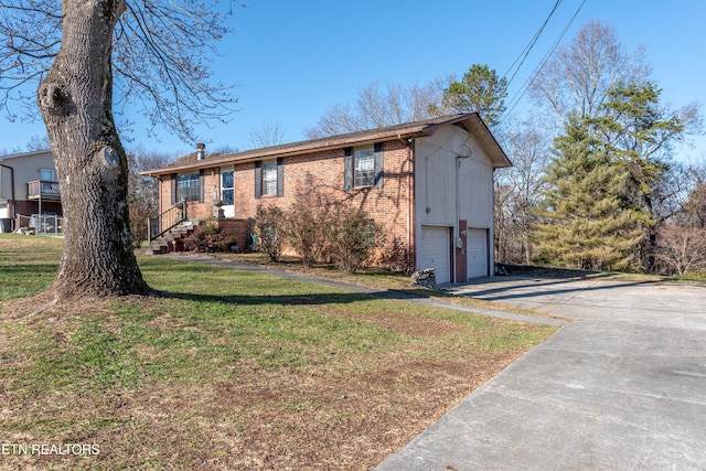 view of front of house featuring a garage and a front yard