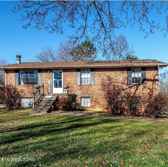 view of front of property featuring a front lawn