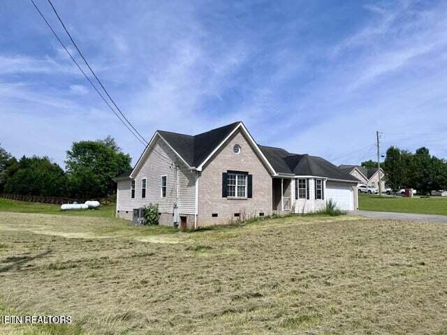 view of front of home featuring a garage and a front lawn