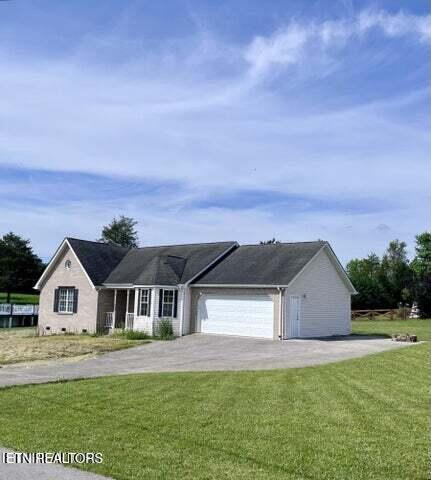 view of front of home featuring a front lawn and a garage