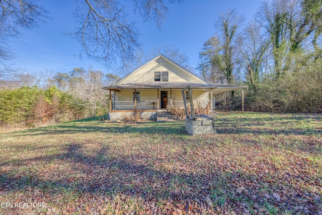 farmhouse inspired home featuring a porch and a front yard