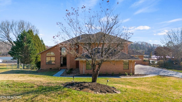 view of front of property featuring a front lawn