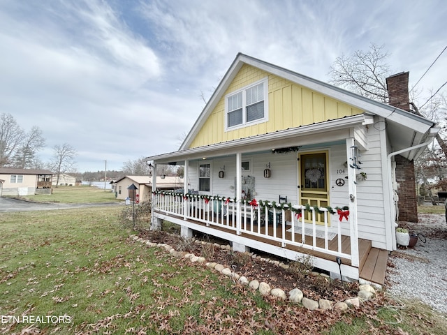 view of front of house featuring a front lawn