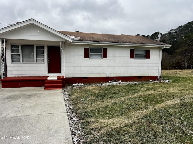 single story home with a front yard