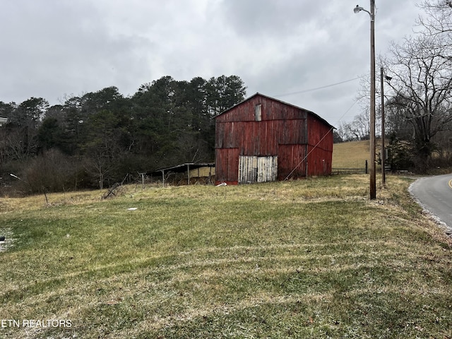 view of yard featuring an outbuilding