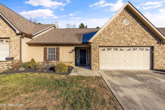 view of front of house featuring a front lawn and a garage