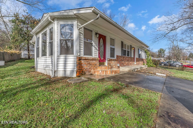 view of front of house featuring a front lawn