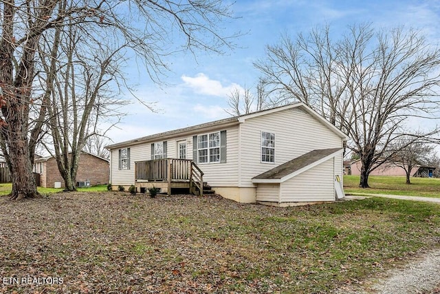 view of front of house with a front yard