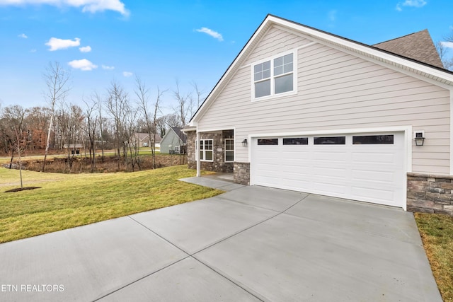 view of front of home featuring a front lawn