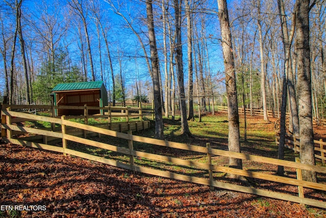 view of yard with an outbuilding