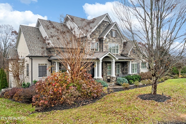 craftsman house with a front lawn