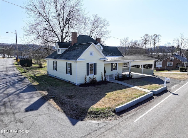 view of front of property with a front lawn