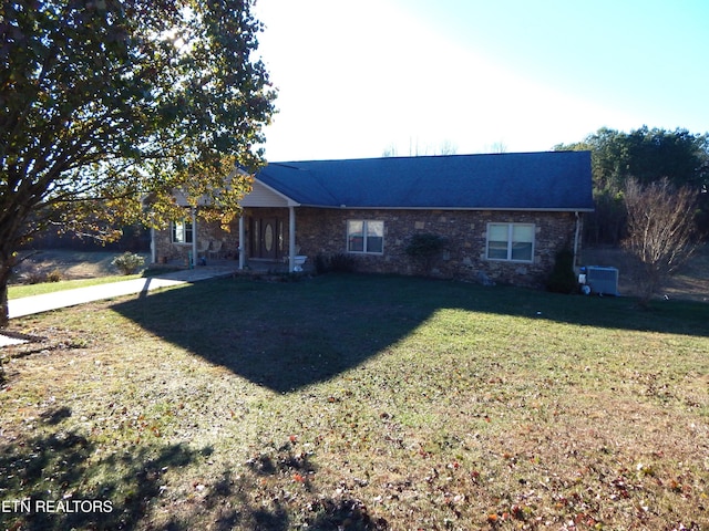 single story home featuring a front lawn