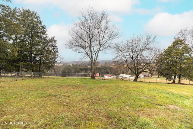 view of yard featuring a rural view