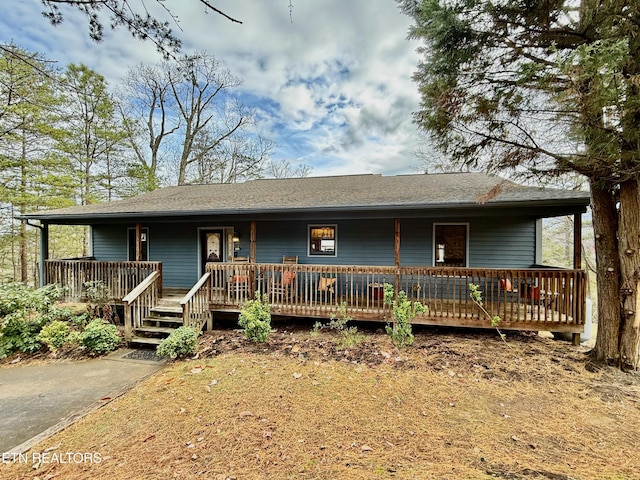 single story home with a porch