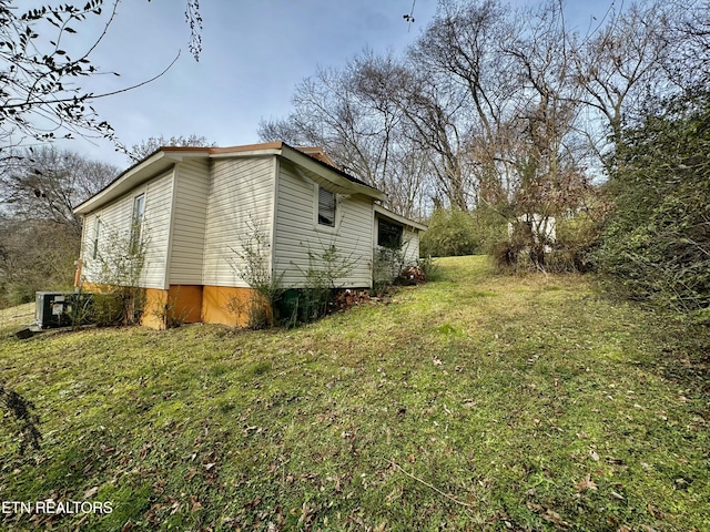 view of side of property featuring a lawn