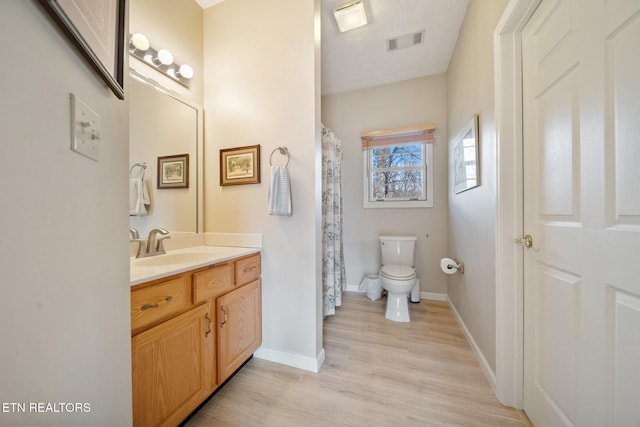 1132 E Foothills Dr, Gatlinburg, TN 37738 - full bath with vanity and wood finished floors