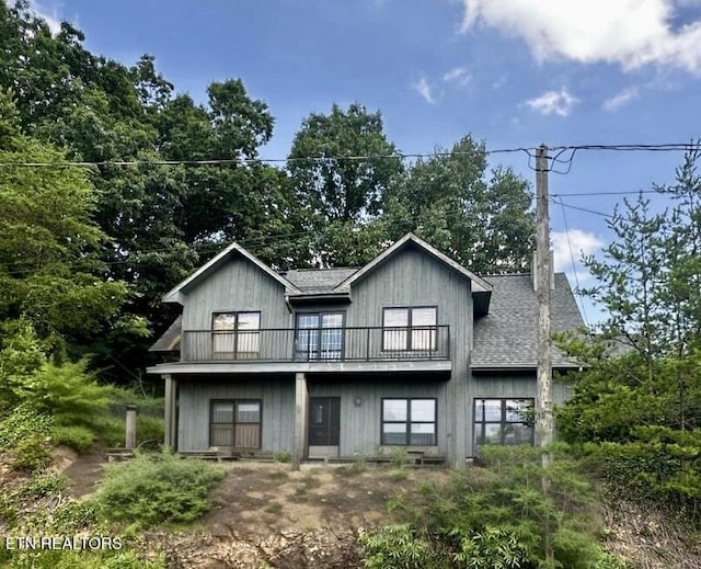 1132 E Foothills Dr, Gatlinburg, TN 37738 - view of front of house with a balcony and roof with shingles