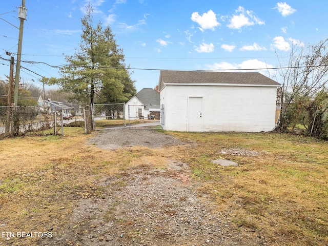 view of yard with an outdoor structure