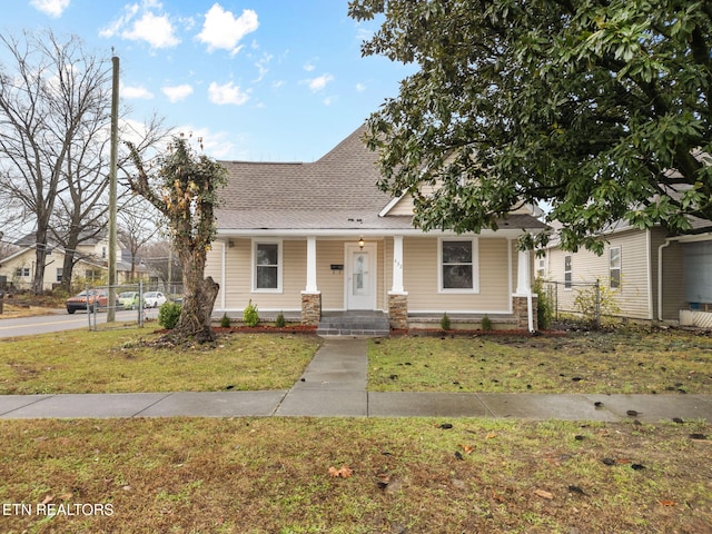 view of front of home featuring a front yard