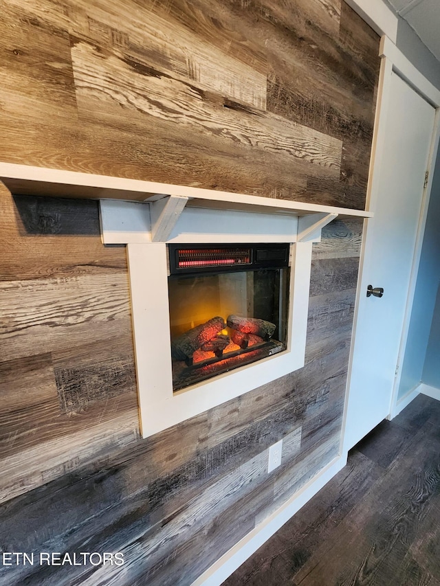 interior details with hardwood / wood-style floors