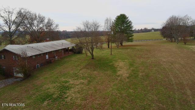 view of yard featuring a rural view